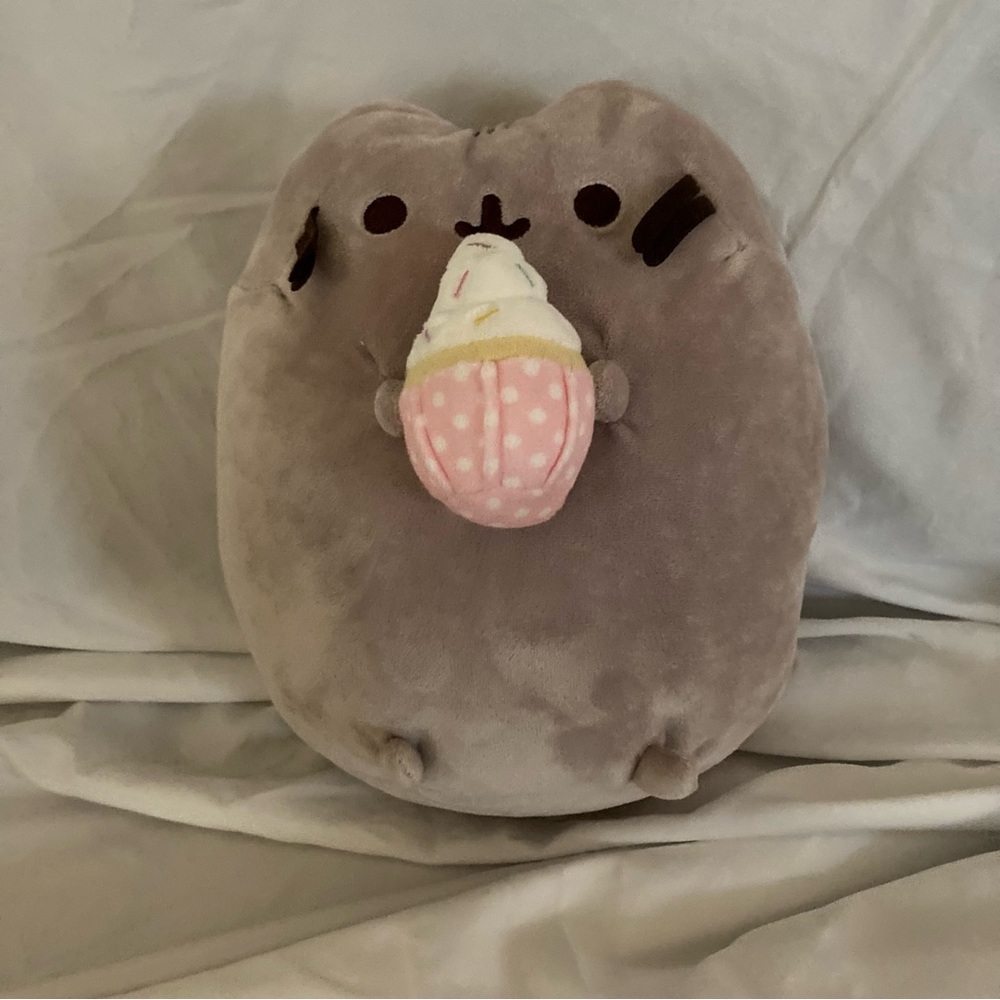 Pusheen!  2018 Pusheen Sprinkled pink Cupcake Plush!